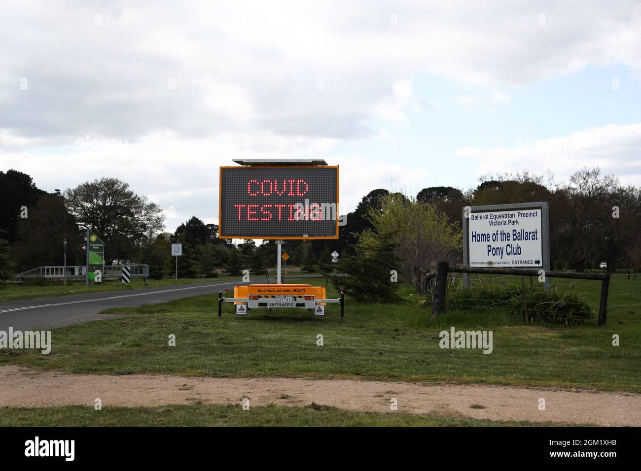 Ballarat, Australien, 16. September 2021. Ein Covid-Testschild wird auf dem Popup-Testgelände im Victoria Park gesehen, als Ballarat in die achte Sperre eintritt, nachdem die regionale Stadt mit mehr als 100,000 Menschen diese Woche vier neue Coronavirus-Fälle registriert und am 15. September 2021 von der viktorianischen Regierung in die Sperre gesetzt wurde. Quelle: Brett Keating/Speed Media/Alamy Live News Stockfoto