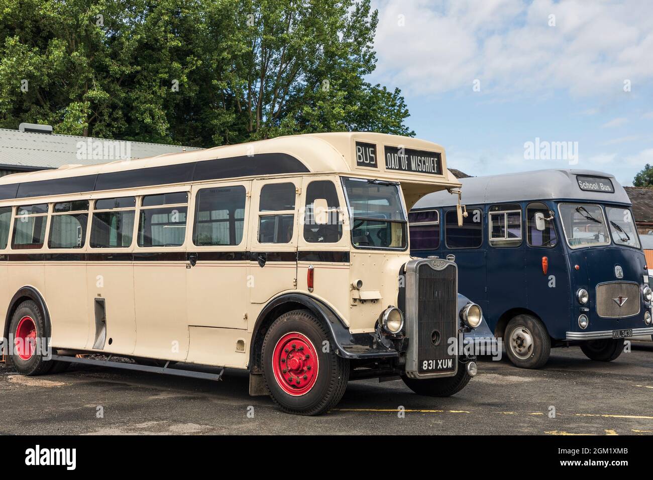 Oldtimer-Busse am Bahnhof Bridgnorth auf der Severn Valley Railway, Shropshire Stockfoto