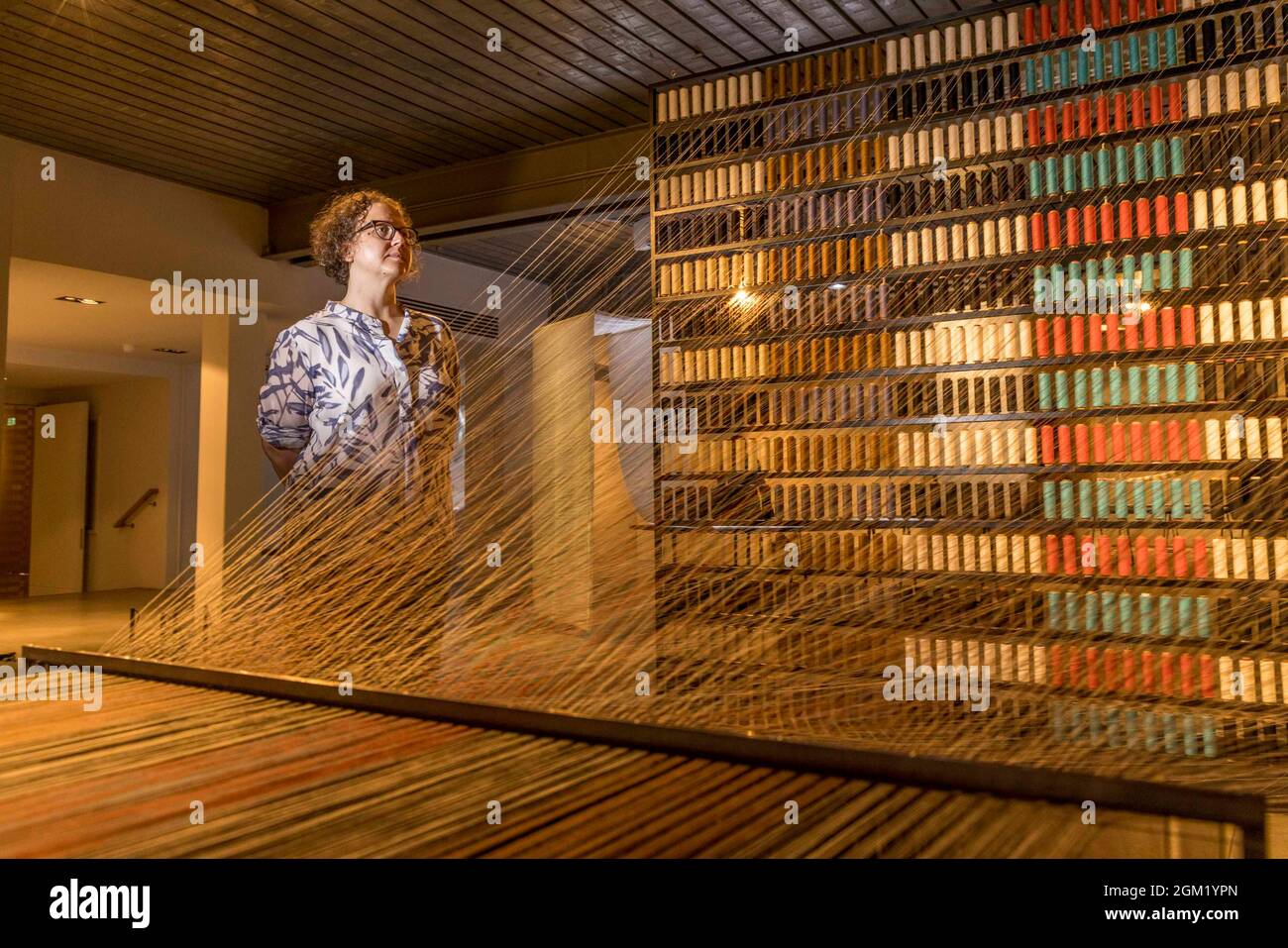 Edinburgh, Großbritannien. 16. September 2021 im Bild: L to R Kate Grenyer, Kuratorin der Dovecot Studios mit Jacquard Weaving: Colour Plate Display. Das weltbekannte Tapisserie-Studio Dovecot bringt die Arbeiten des international anerkannten japanischen Textildesigners Sudō Reiko mit einer innovativen Ausstellung nach Schottland, die in Zusammenarbeit mit dem Centre for Heritage Art and Textiles in Hongkong und dem Japan House London entstanden ist. Kredit: Rich Dyson/Alamy Live Nachrichten Stockfoto