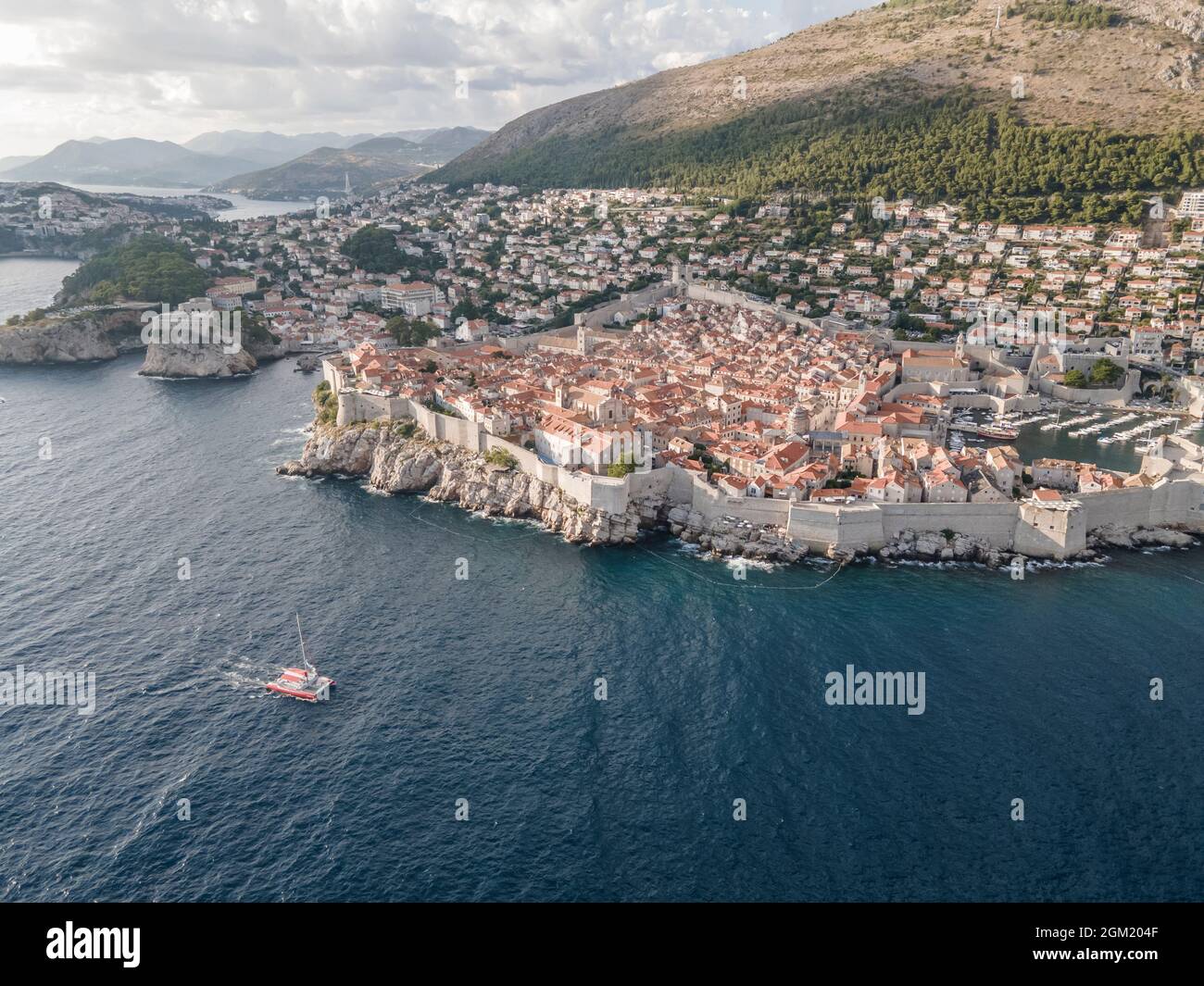 Luftaufnahme von Dubrovnik, einer schönen und touristischen Stadt entlang der wilden kroatischen 