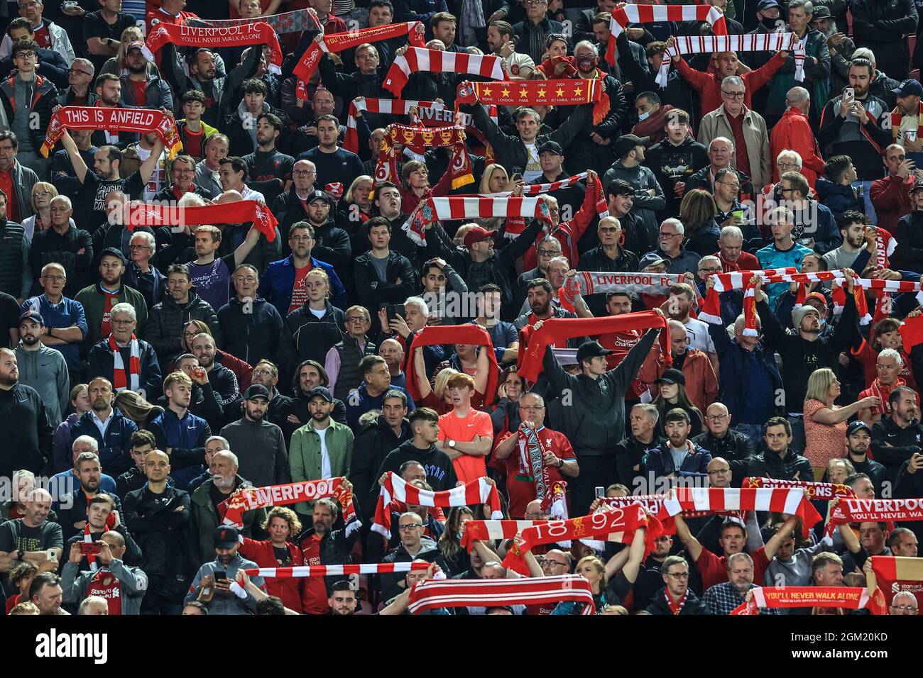Liverpool Fans Halten Ihre Schals Hoch Und Singen You Ll Never Walk Alone Stockfotografie Alamy Liverpool Fans Halten Ihre Schals Hoch Und Singen You Ll Never Walk Alone Stockfotografie Alamy