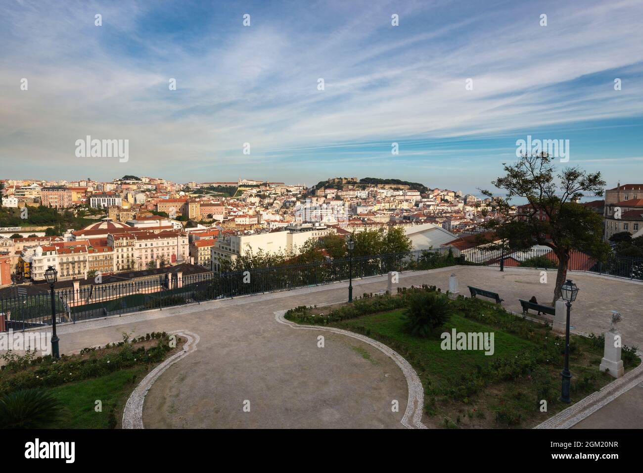 Lissabon, Portugal - 12. November 2015: Wunderschöne Aussicht auf die Innenstadt von Lissabon vom Aussichtspunkt Sao Pedro de Alcantara mit dem Pombali Stockfoto