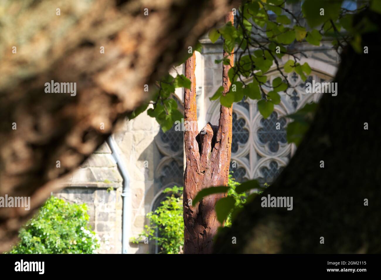 Hereford Kathedrale, Hereford, Großbritannien - über Grenzen Skulptur von John O'Connor Eisen Harz und aus rostfreiem Stahl Stockfoto