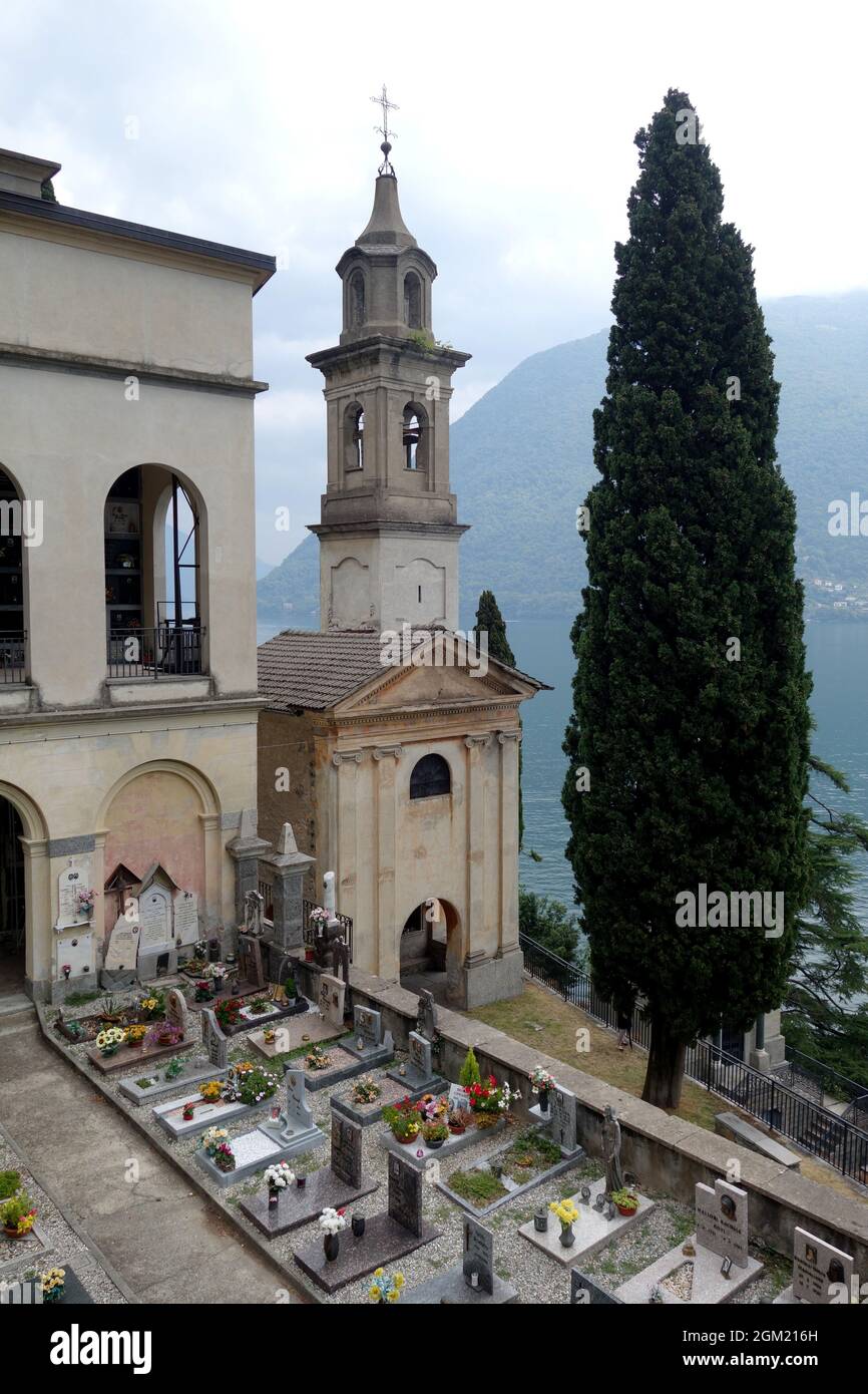 Brienno Kirche und Friedhof mit Blick auf den Comer See in der Provinz Como in der italienischen Region Lombardei. Stockfoto