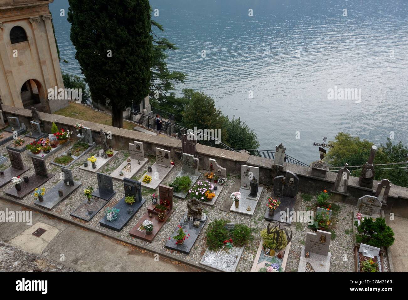 Brienno Kirche und Friedhof mit Blick auf den Comer See in der Provinz Como in der italienischen Region Lombardei. Stockfoto
