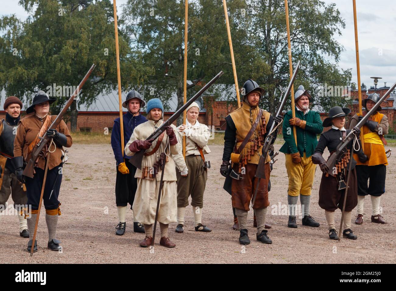 Kouvola, Finnland - 7. August 2021: Outdoor-Auftritt beim Medieval Market Festival. Soldaten des 17. Jahrhunderts. Stockfoto
