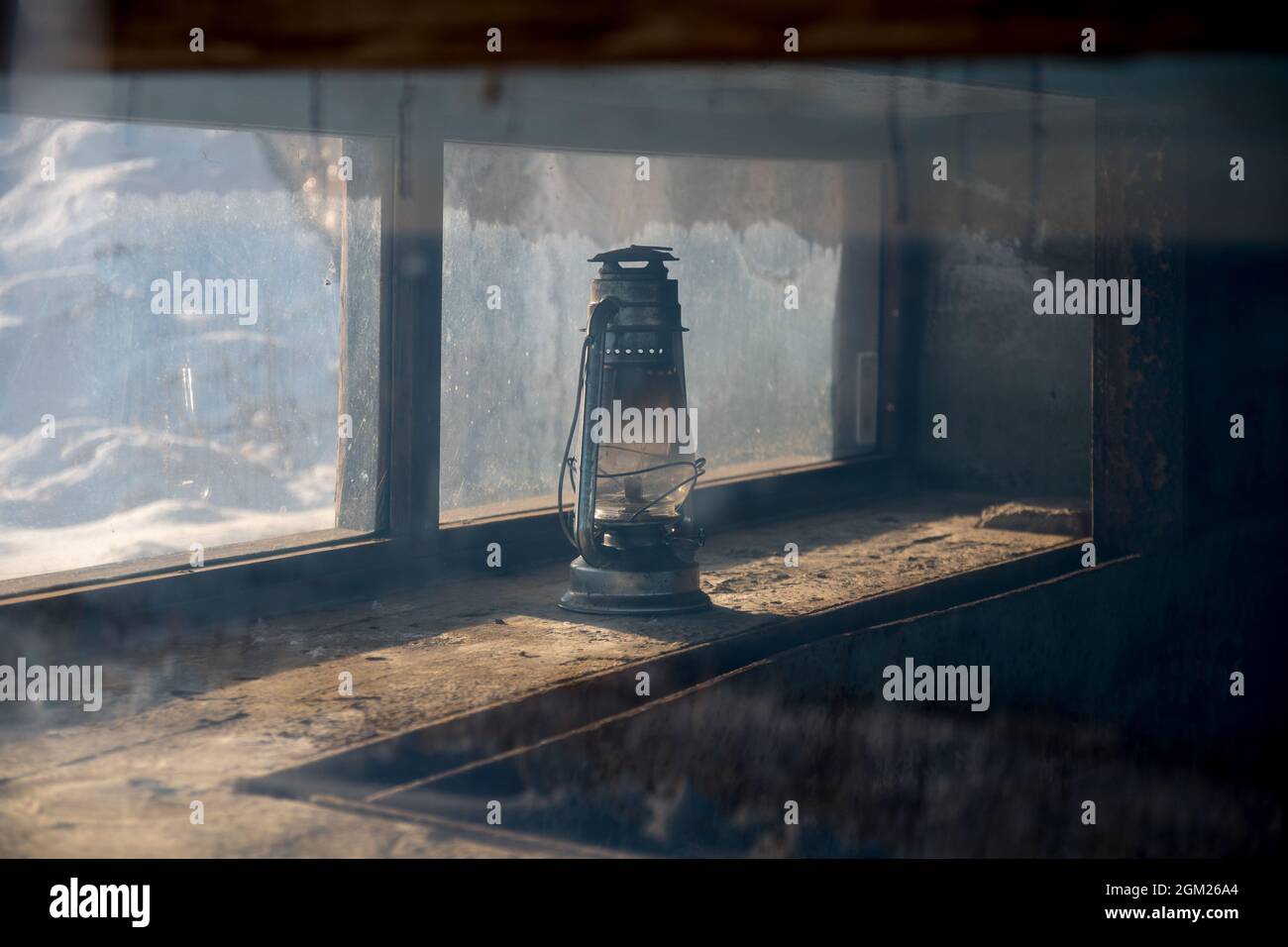 Eine alte Petroleumlampe wird auf den Fensterbänken in einem Militärbunker des 2. Weltkriegs aufgestellt. Stockfoto