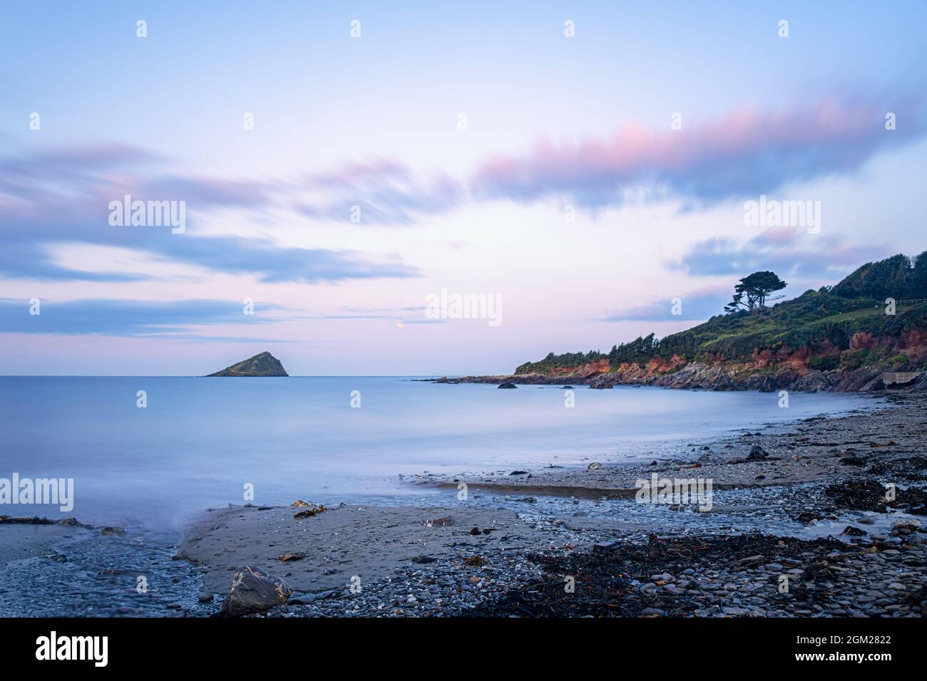 Wembury Beach bei Sonnenaufgang mit Blick auf den Great Mewstone Stockfoto