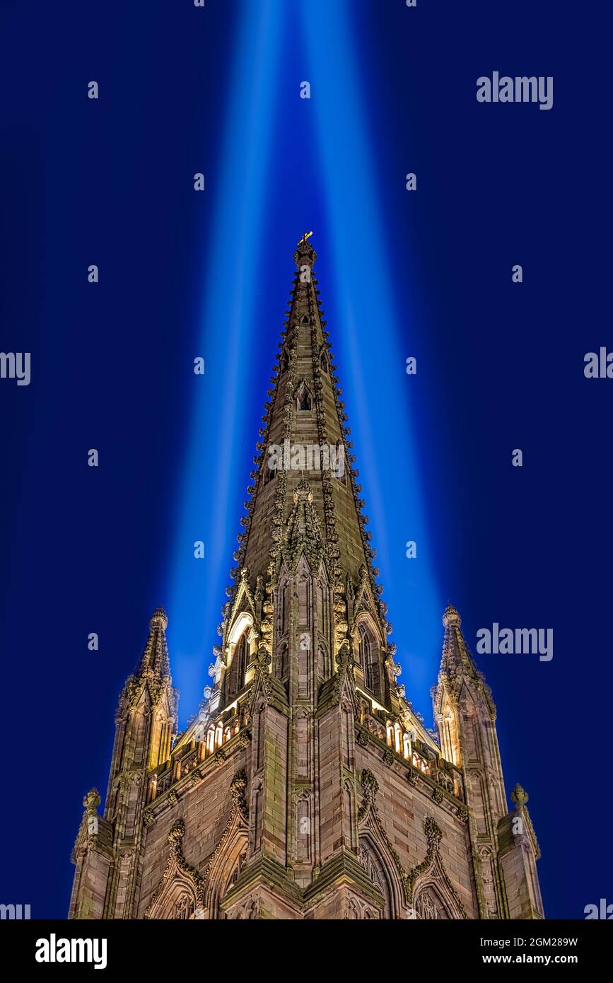 Trinity Church 911 NYC - The Tribute in Light umrahmt den Kirchturm der historischen Gemeinde in der Wall Street im unteren Manhattan-Viertel von New York Cit Stockfoto