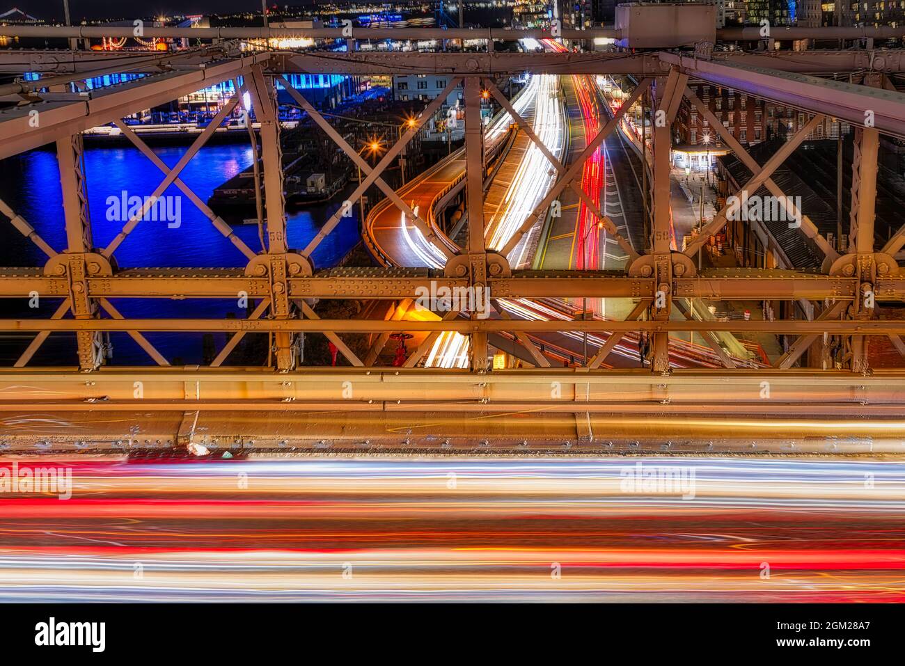 Farben und Energie von NYC - Lichtwege, Formen, Farben, Muster und dynamische Energie, die durch den Autoverkehr auf der Brooklyn Bridge und erzeugt werden Stockfoto