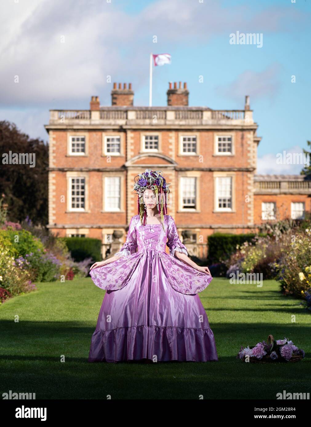 Gemma Sadler modelliert ein fabelhaftes georgisches Kostüm, einschließlich einer Perücke aus Blumen und Laub, die von der Blumenhändler des Jahres Helen James erstellt wurde, während der Inszenierung für die Harrogate Autumn Flower Show 2021 in Newby Hall, nahe Ripon. Bilddatum: Donnerstag, 16. September 2021. Stockfoto