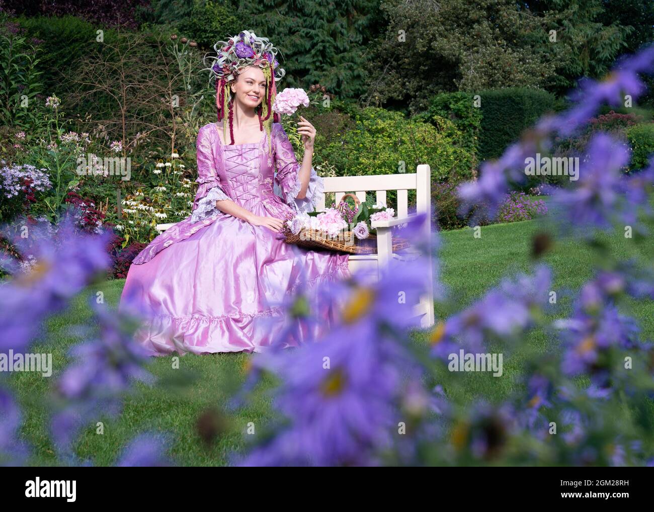 Gemma Sadler modelliert ein fabelhaftes georgisches Kostüm, einschließlich einer Perücke aus Blumen und Laub, die von der Blumenhändler des Jahres Helen James erstellt wurde, während der Inszenierung für die Harrogate Autumn Flower Show 2021 in Newby Hall, nahe Ripon. Bilddatum: Donnerstag, 16. September 2021. Stockfoto