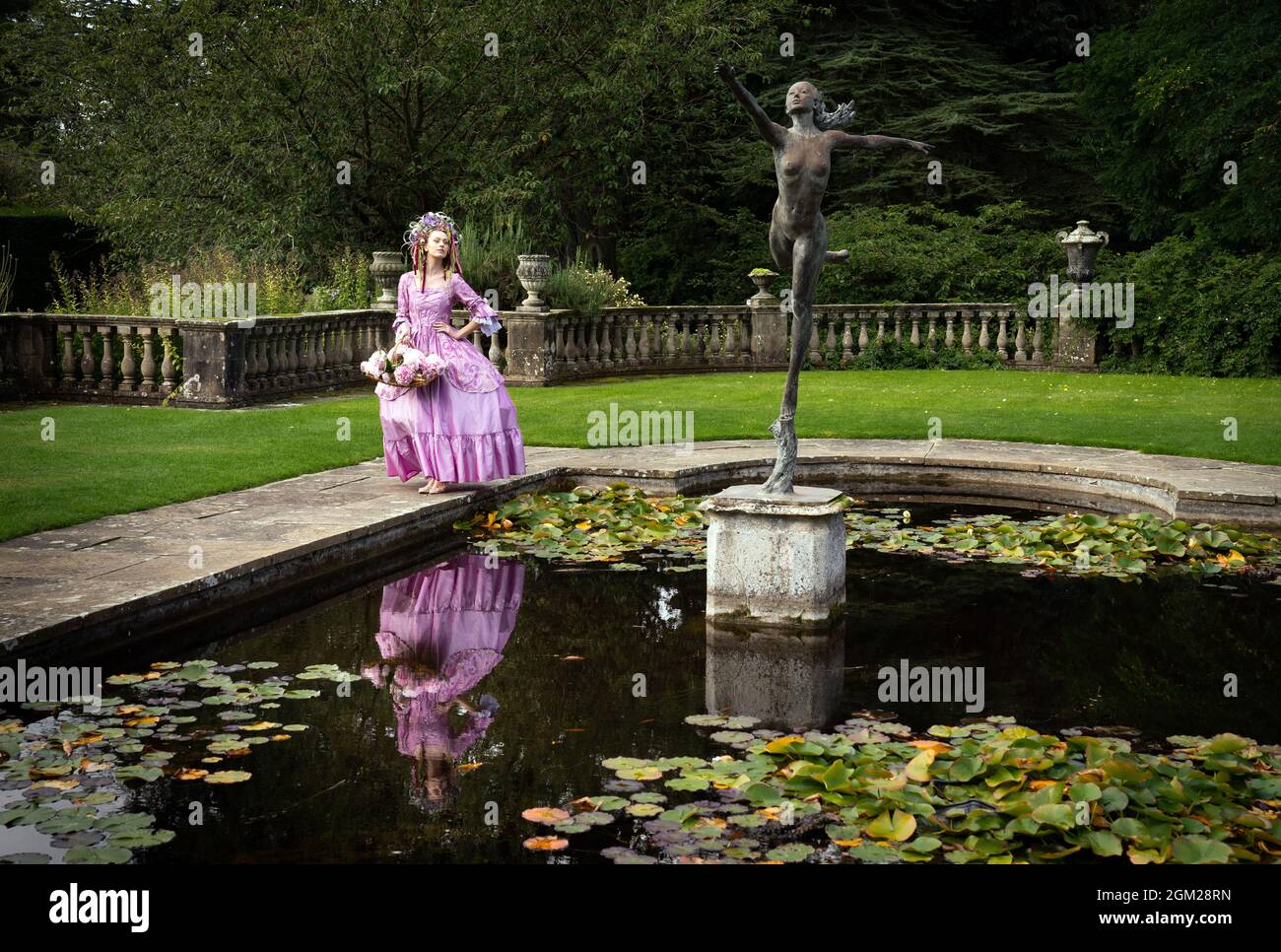 Gemma Sadler modelliert ein fabelhaftes georgisches Kostüm, einschließlich einer Perücke aus Blumen und Laub, die von der Blumenhändler des Jahres Helen James erstellt wurde, während der Inszenierung für die Harrogate Autumn Flower Show 2021 in Newby Hall, nahe Ripon. Bilddatum: Donnerstag, 16. September 2021. Stockfoto