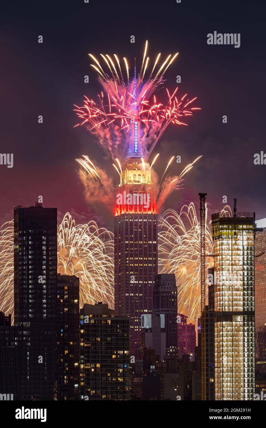 Empire State NYC 4. Juli - das spektakuläre Feuerwerk der Macy am 4. Juli an der Skyline von New York City zusammen mit dem Empire State Stockfoto