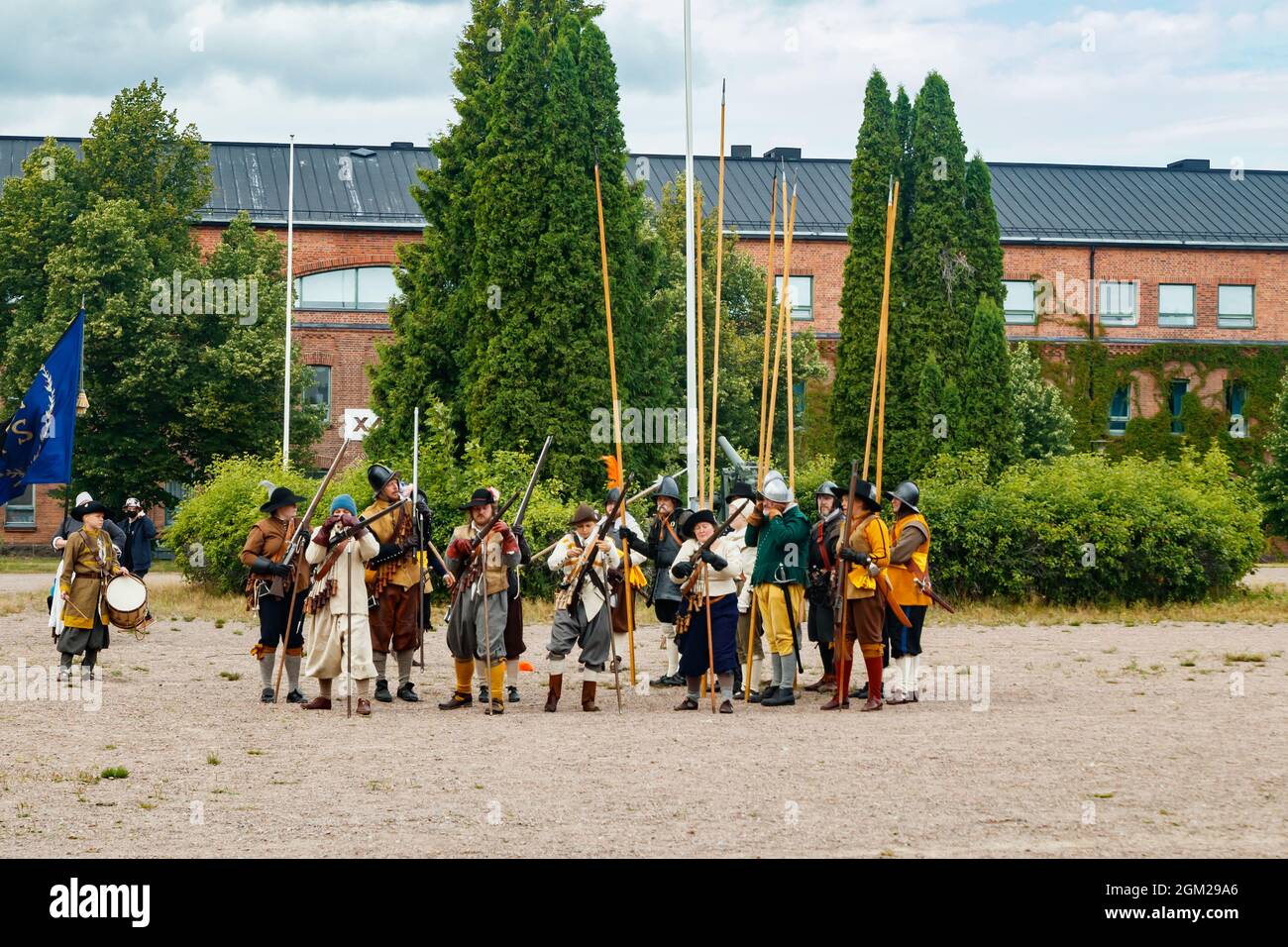 Kouvola, Finnland - 7. August 2021: Outdoor-Auftritt beim Medieval Market Festival. Soldaten des 17. Jahrhunderts. Stockfoto