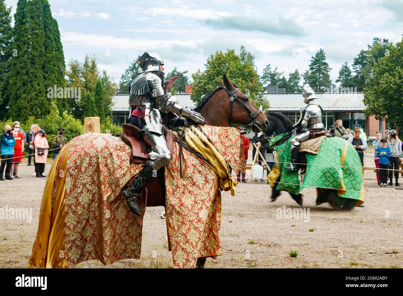 Kouvola, Finnland - 7. August 2021: Outdoor-Auftritt beim Medieval Market Festival. Ritter auf dem Pferderücken. Stockfoto