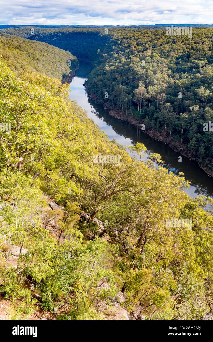 Blick nach Norden entlang des Nepean River und über den Blue Mountains National Park vom historischen The Rock Lookout in Mulgoa im Westen von Sydney, NSW Stockfoto