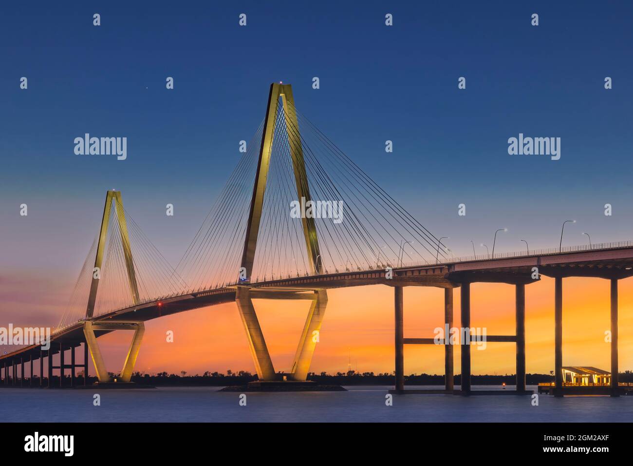 Arthur Ravenel Jr. Bridge - die Ravenel Bridge oder die Cooper River Bridge ist eine Kabelbrücke über den Cooper River in South Carolina. Der Planet Stockfoto
