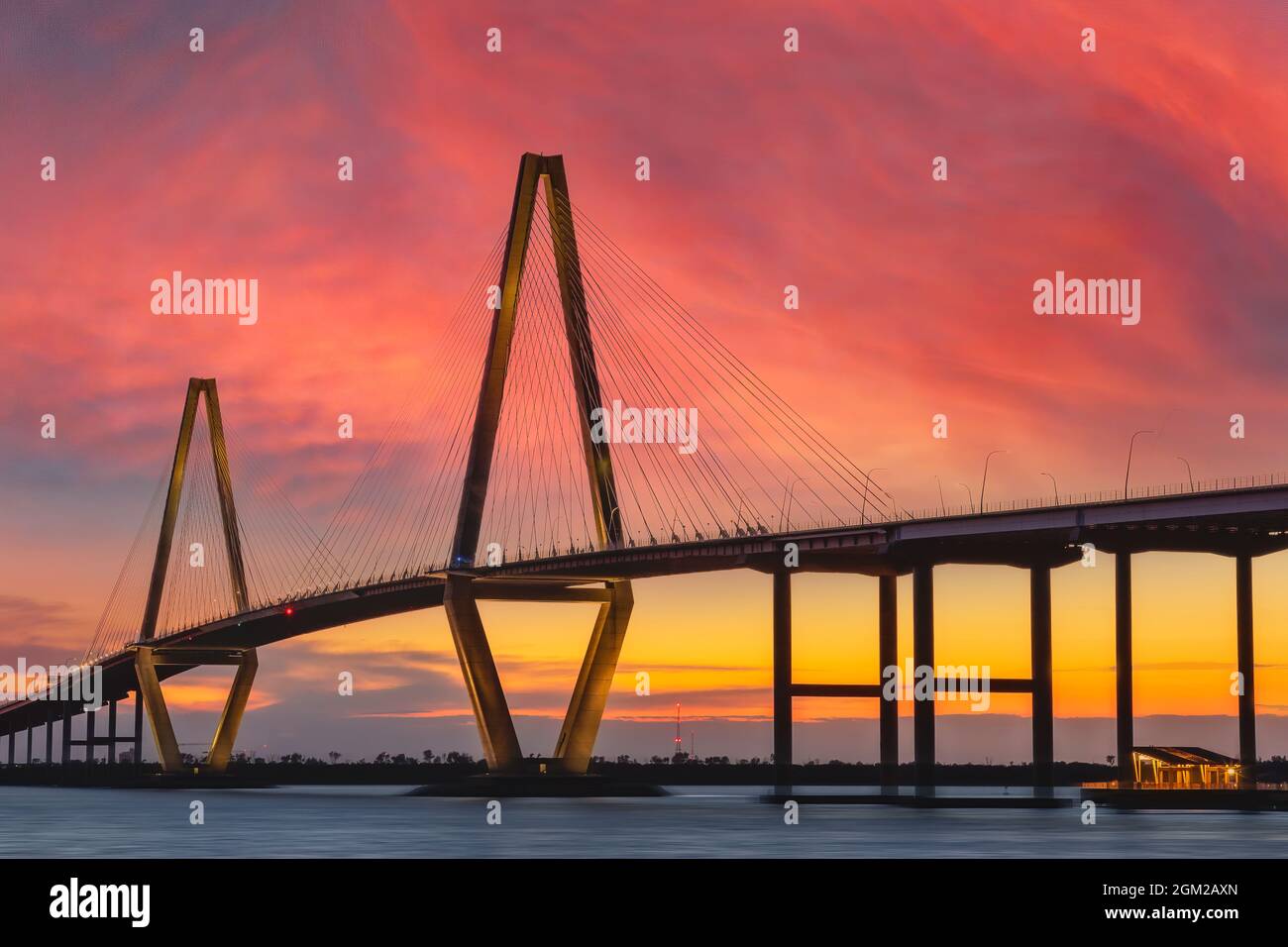 Arthur Ravenel Jr. Bridge - die Ravenel Bridge oder die Cooper River Bridge ist eine Kabelbrücke über den Cooper River in South Carolina. Es konne Stockfoto