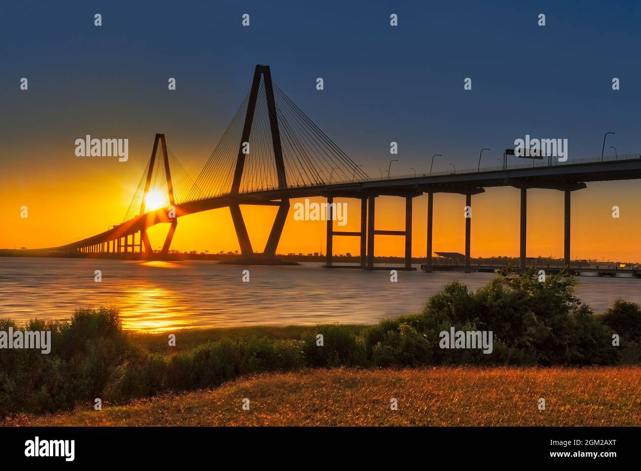 Arthur Ravenel Jr. Bridge Sunset - die Ravenel Bridge oder die Cooper River Bridge ist eine Kabelbrücke über den Cooper River in South Carolina. I Stockfoto