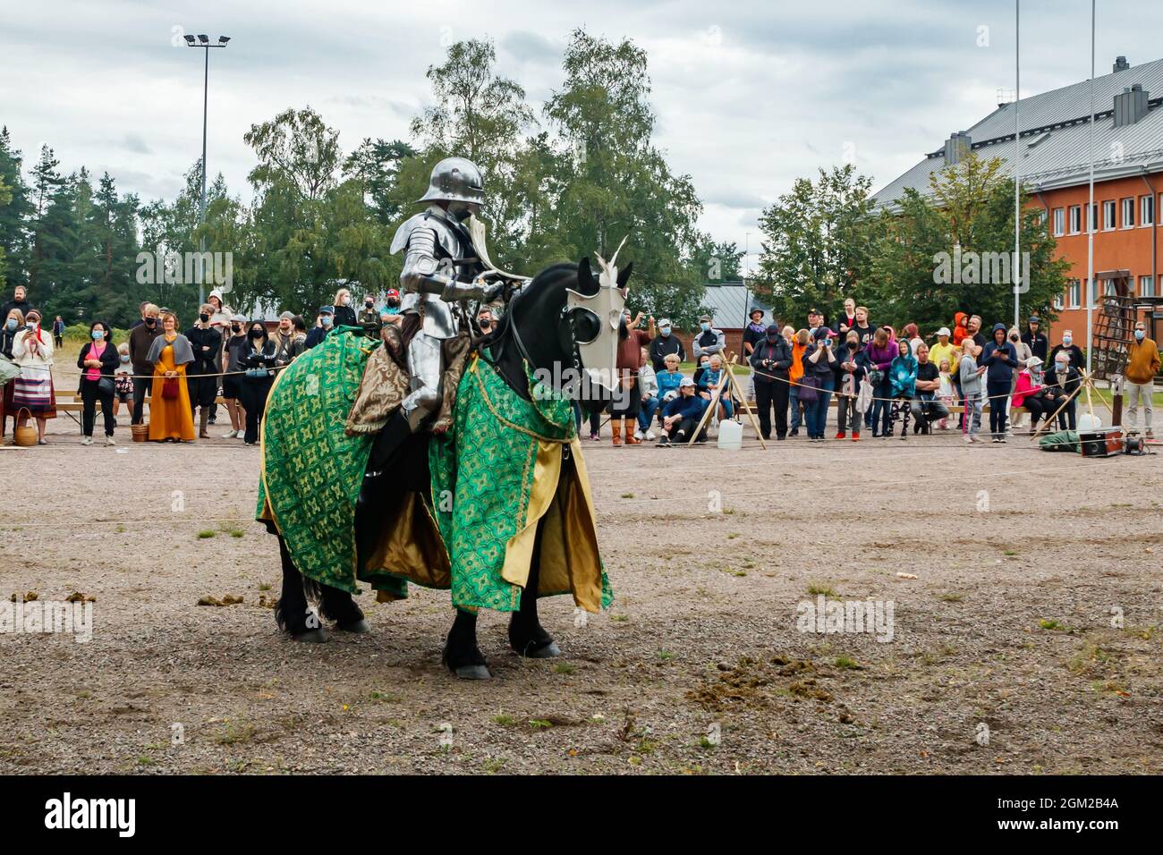Kouvola, Finnland - 7. August 2021: Outdoor-Auftritt beim Medieval Market Festival. Ritter auf dem Pferderücken. Stockfoto
