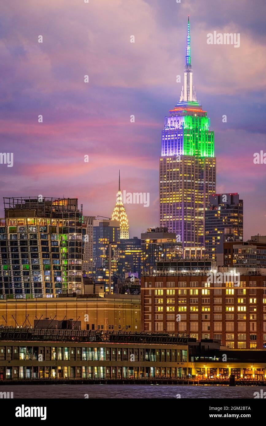 Empire NYC Skyline - zwei beleuchtete Wahrzeichen, das Empire State Building ESB und das Chrysler Building in Midtown Manhattan in New York City. Stockfoto