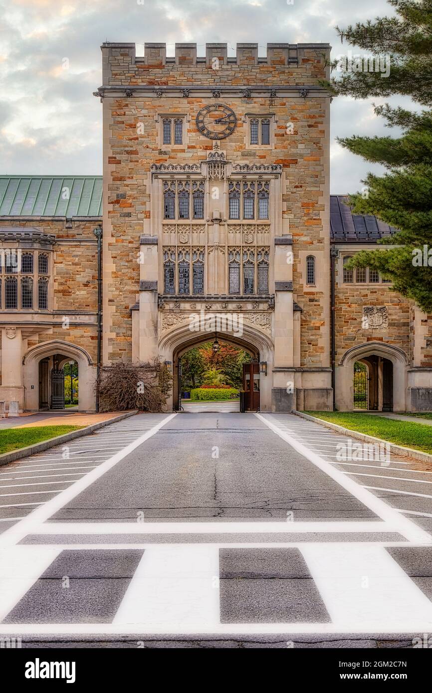 Taylor Hall Vassar College - Blick auf den Uhrenturm mit komplizierten architektonischen Details am Haupteingang der Taylor Hall. Es war ursprünglich foun Stockfoto