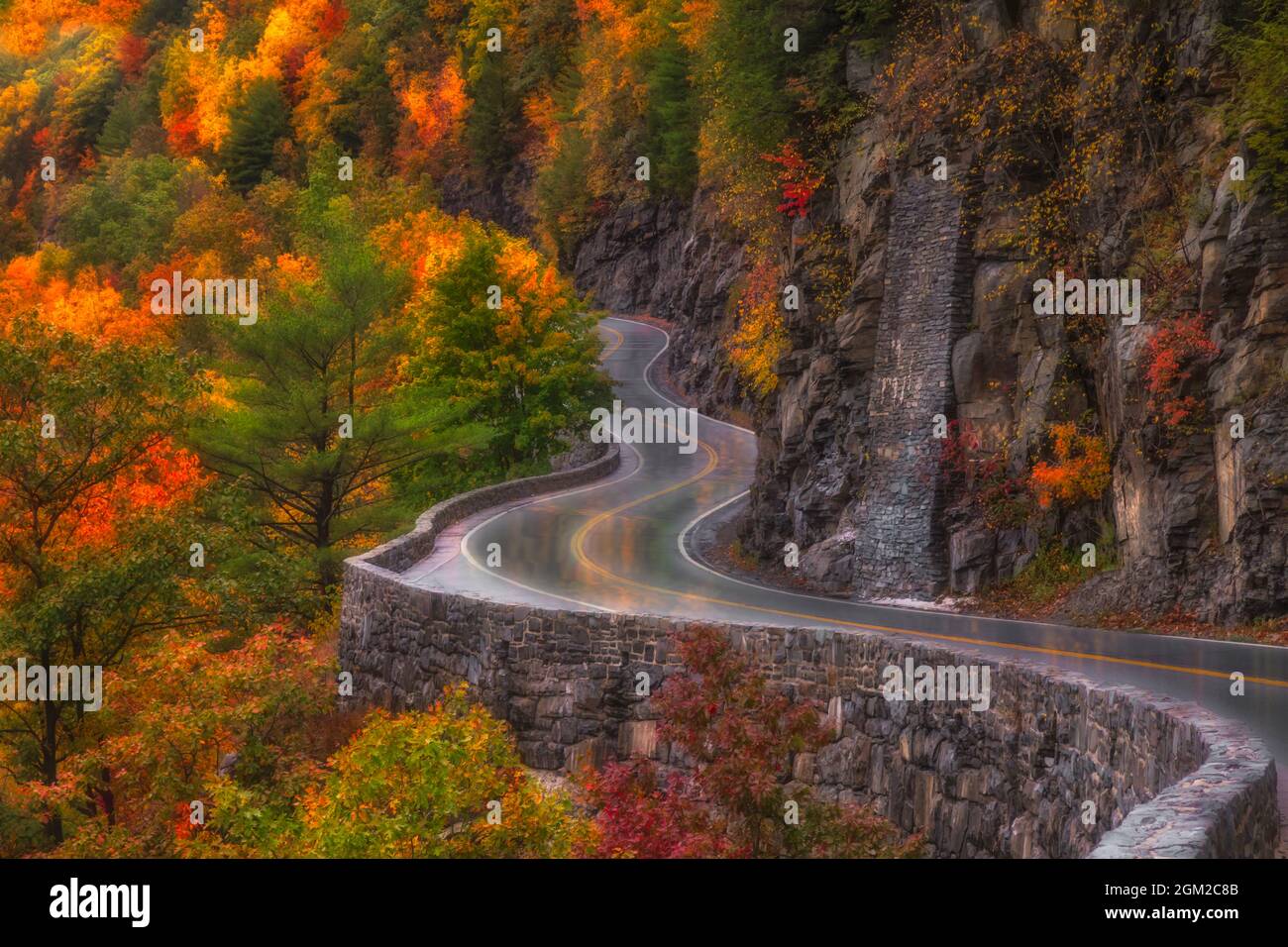 Autumn at Hawks Nest Road - Autowege entlang der kurvenreichen Straße im Herbst in Port Jervis, New York. Dieses Bild ist sowohl in Farbe als auch in Bl Stockfoto