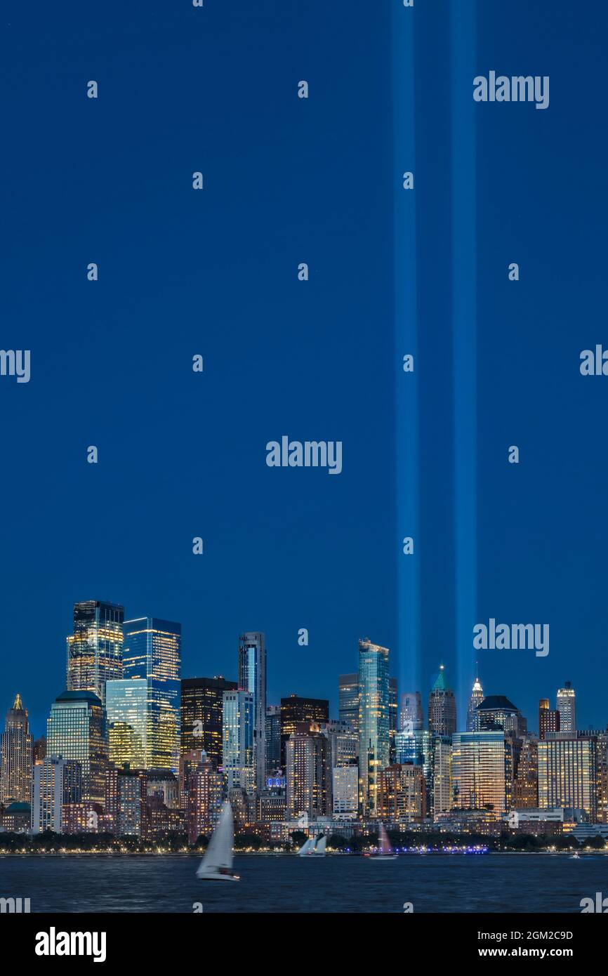 NYC Tribute to 911 - Ein Blick auf das Tribute in Light Beams shinning Bright in the Lower Manhattan, New york City Skyline. Zwischen den Leuchten befindet sich die Stockfoto