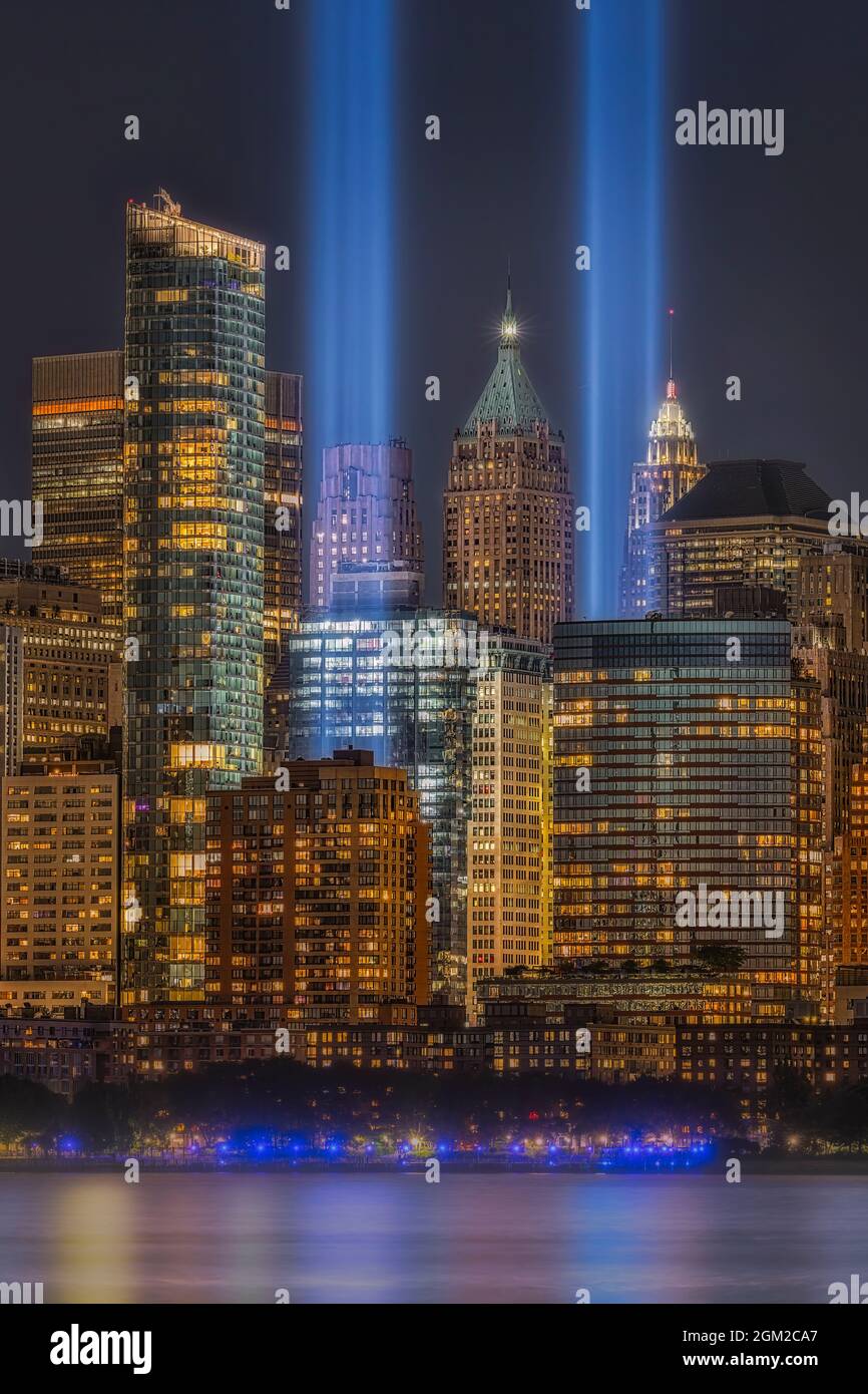 A NYC 911 Tribute - Eine Nahansicht des Tribute in Lichtstrahlen, die hell in der unteren Skyline von Manhattan, New york City, leuchten. Dazwischen ist das Licht Stockfoto