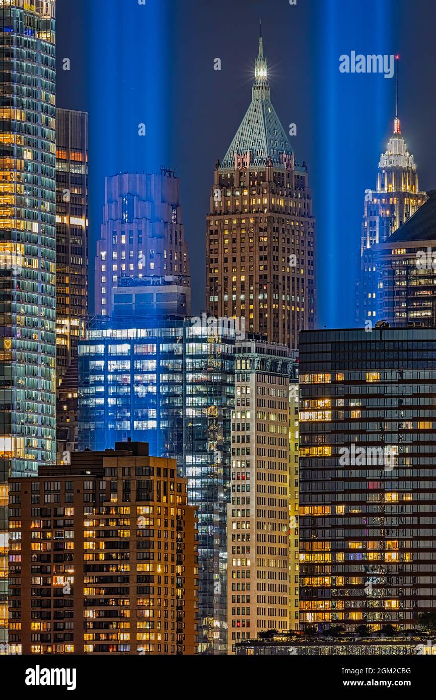 A NYC 911 Tribute - Eine Nahansicht des Tribute in Lichtstrahlen, die hell in der unteren Skyline von Manhattan, New york City, leuchten. Dazwischen ist das Licht Stockfoto