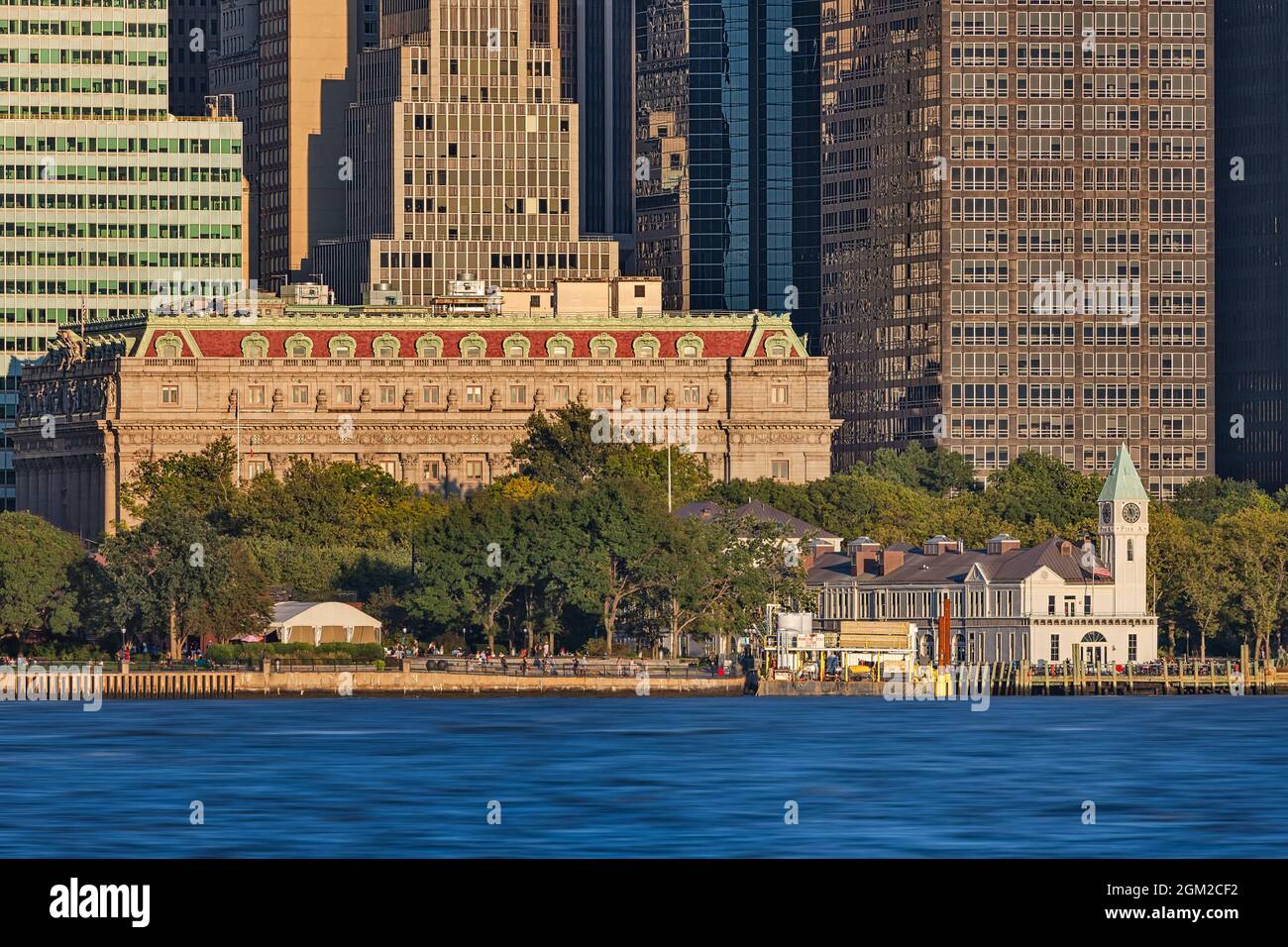 NYC Pier A - Blick über den Hudson River auf den NYC Pier A und das National Museum of the American Indian in Lower Manhattan in New York City. Dies Stockfoto