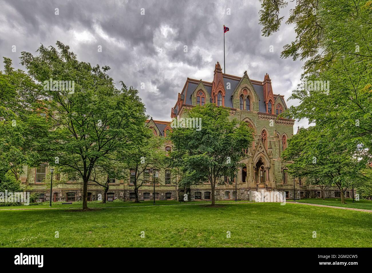 UPenn College Hall - Blick auf die College Hall, auf Locust Walk. Die College Hall war das erste Gebäude auf dem Campus in West Philadelphia. Die Universität von PE Stockfoto