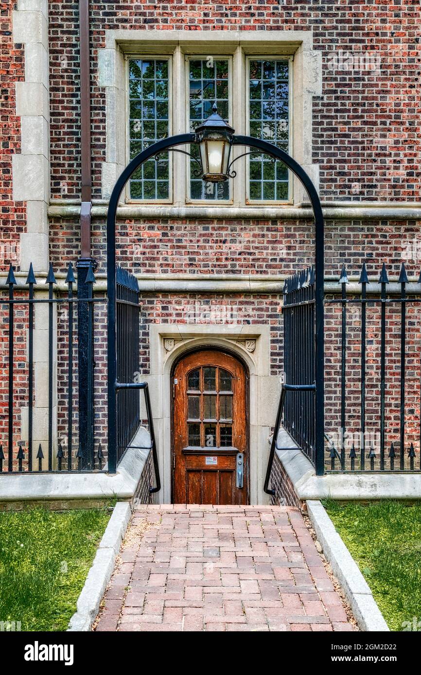 U-Penn Dorm Eingang - die University of Pennsylvania ist eine private Ivy League Forschungsuniversität in Philadelphia. Die Universität behauptet ein Gründungsjahr Stockfoto