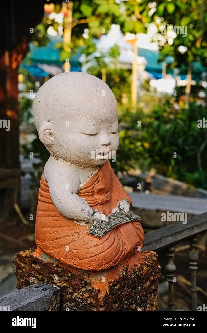 Eine Gartenzwerg-artige Figur eines buddhistischen Novizenmönchs im Garten von Wat Sam Phraya, Bangkok, Thailand Stockfoto