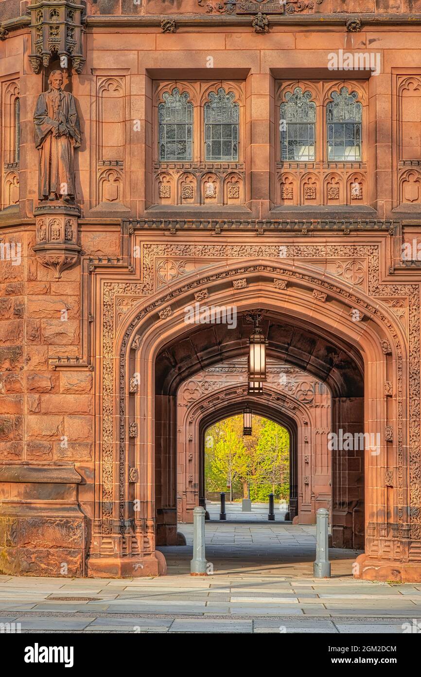 East Pyne Hall Princeton University NJ - Ein Blick auf den Stil der Collegiate Gothic-Architektur der East Pyne Hall, die mit Efeu bedeckt ist, in New Jersey. Pr Stockfoto