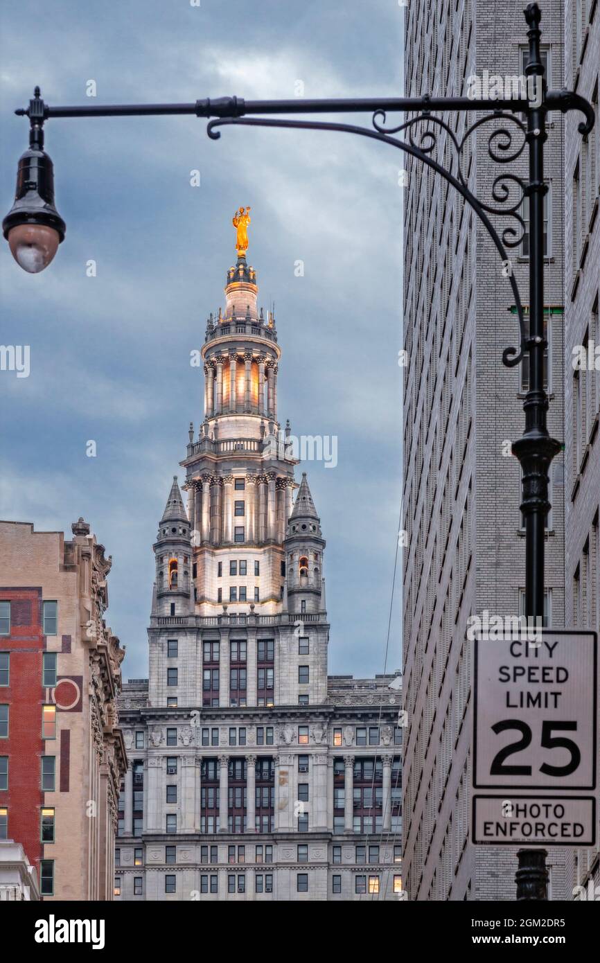 Manhattan NYC Municipal Building - Blick auf die obere Fassade von Manhattan, New York City Municipal Building. Der eklektische architektonische Detailstil Stockfoto