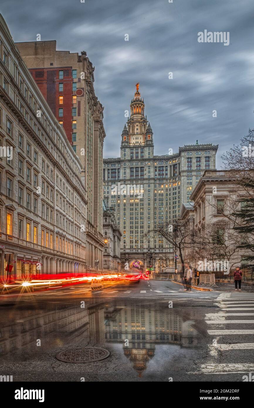 Manhattan Municipal Reflection - Blick auf die Fassade von Manhattan, das New York City Municipal Building und seine Reflektion. Die eklektische Architektur Stockfoto