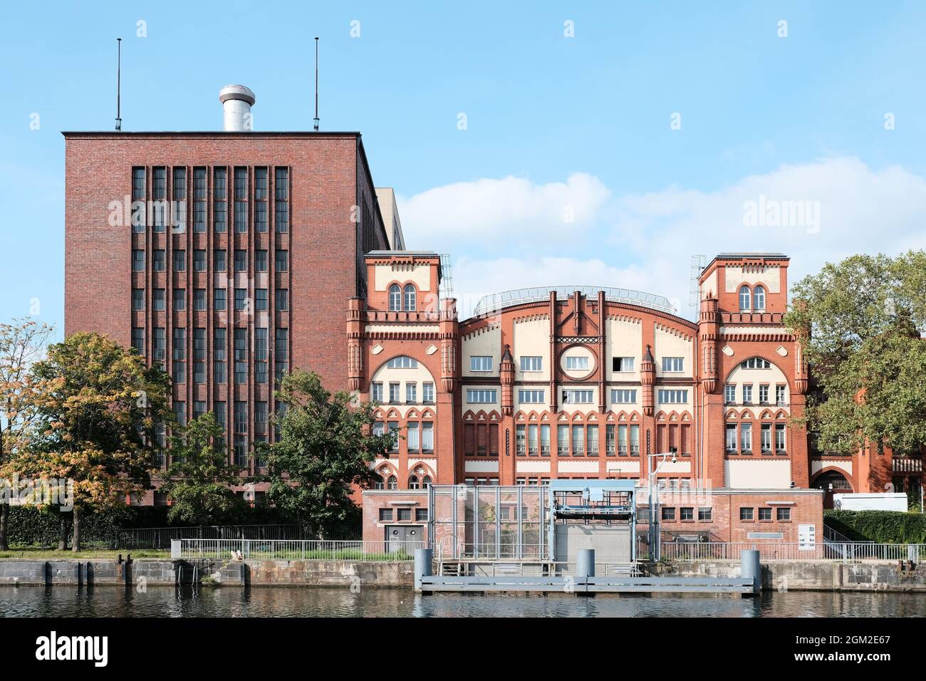 Berlin, 7. September 2021, Blick über die Spree auf das historische Gebäude des Blockheizkraftwerks Charlottenburg. Stockfoto