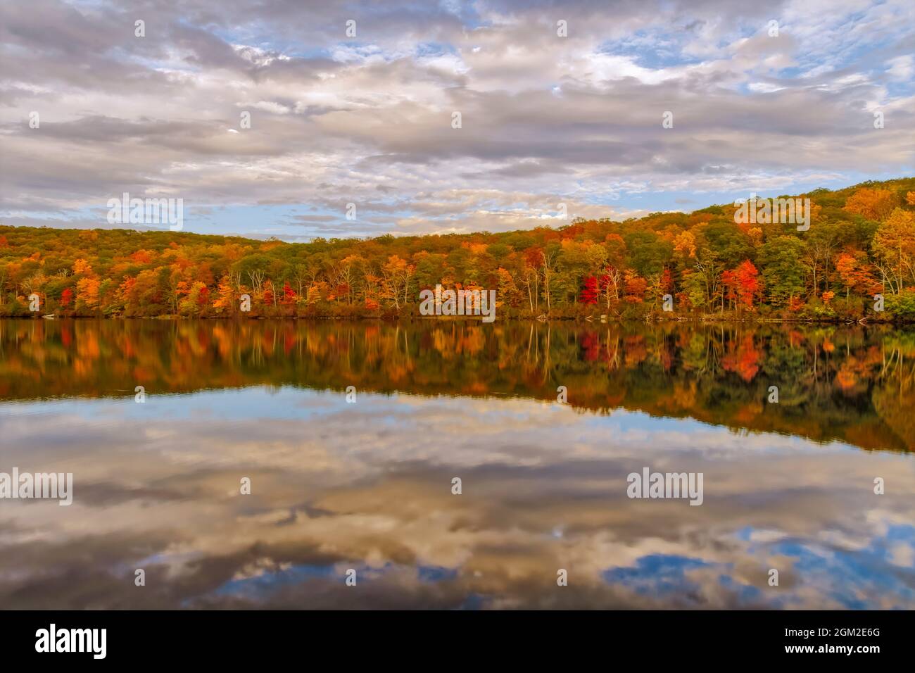 See Skannatati Harriman SP-Blick auf die prächtigen Farben der Herbst Laub und Reflexionen auf dem ruhigen Wasser bei Harriman State Park in New York. Ha Stockfoto