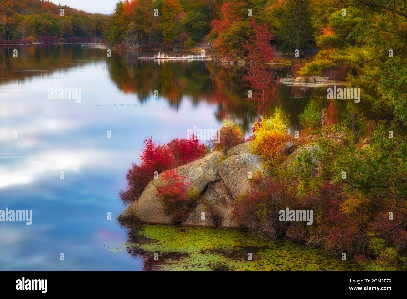 Harriman State Park im Herbst - Blick auf die herrlichen Farben des Herbstlaubes und die Spiegelungen auf dem ruhigen Wasser im Harriman State Park in New York. Ha Stockfoto