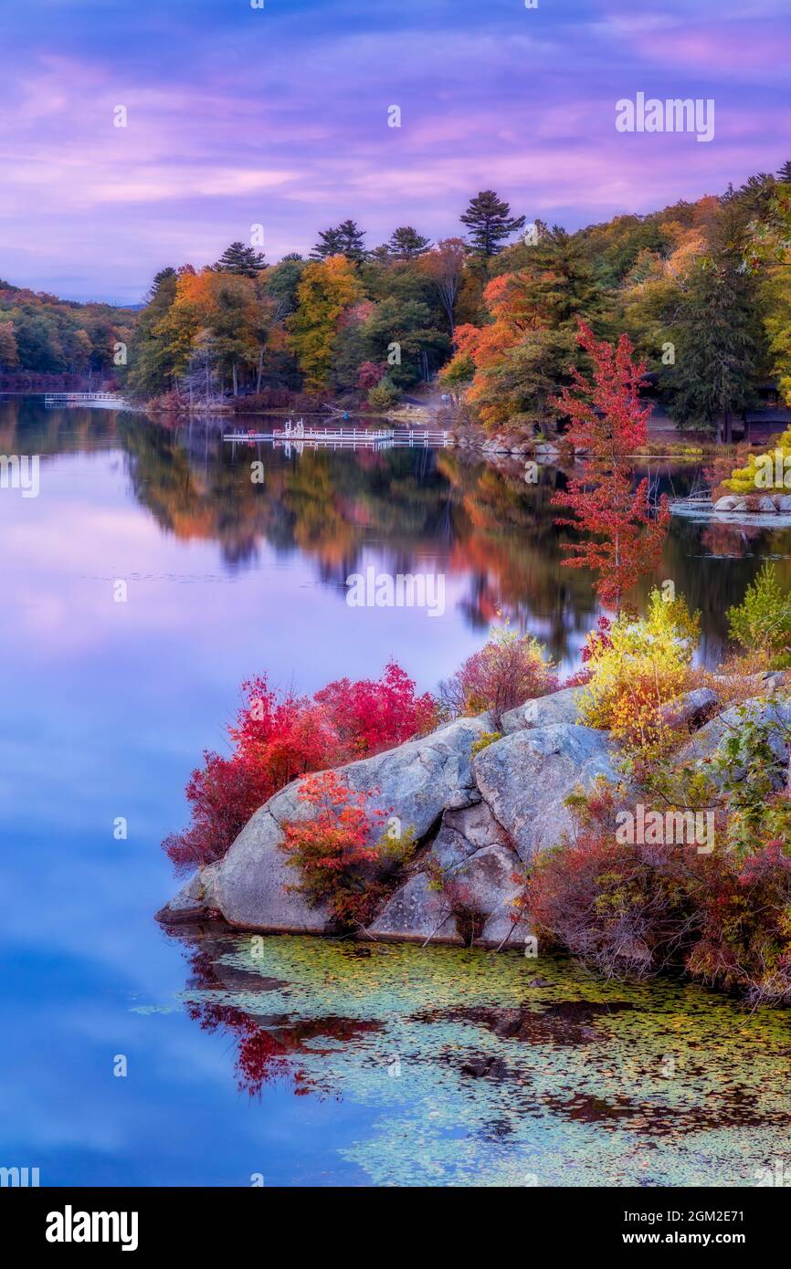 Harriman State Park im Herbst - Blick auf die herrlichen Farben des Herbstlaubes und die Spiegelungen auf dem ruhigen Wasser im Harriman State Park in New York. Ha Stockfoto