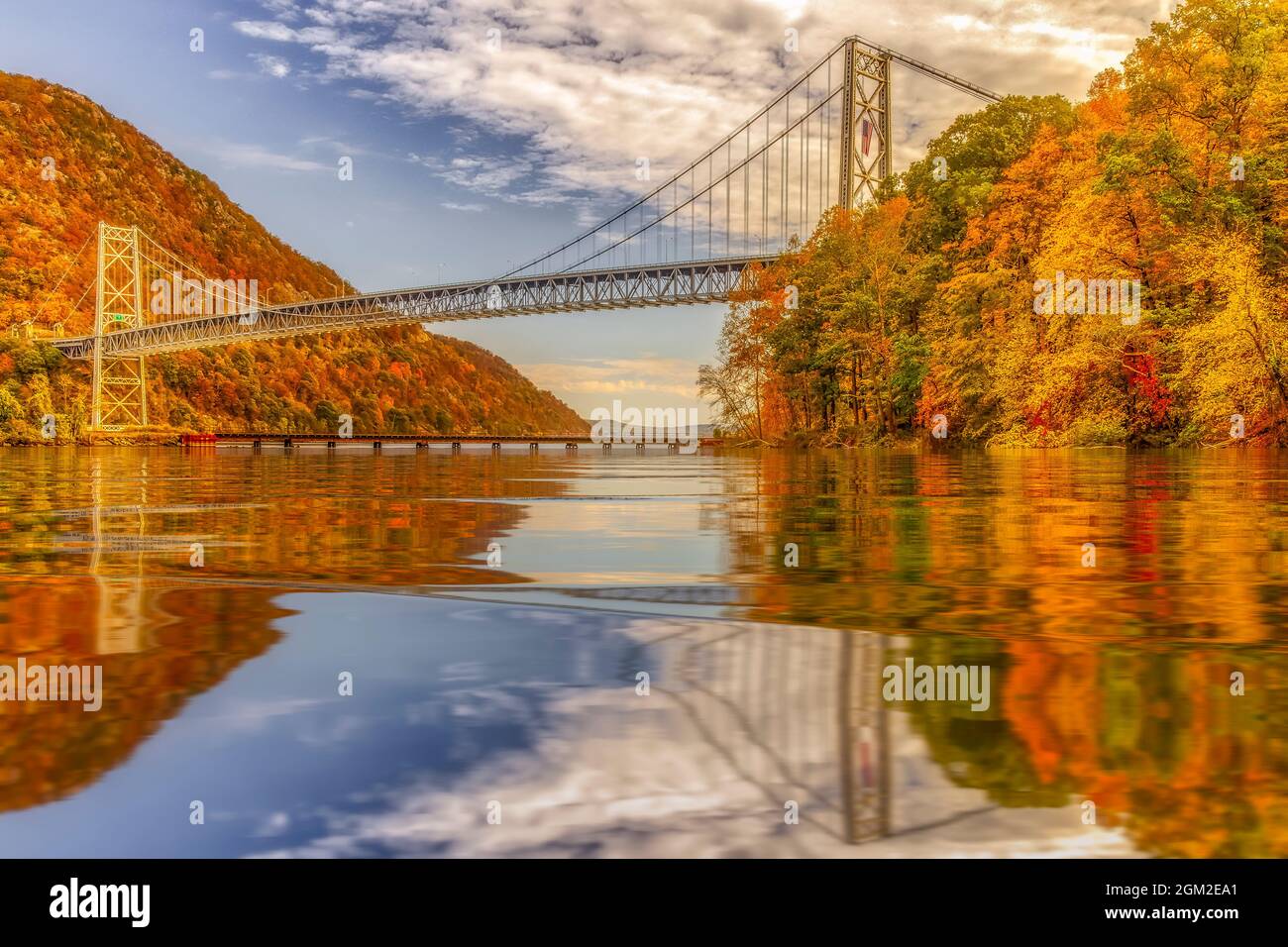 Fall an der Bear Mountain Bridge - Blick nach Süden auf die Bear Mountain Bridge, CSX Railroad Tracks Brücke über den Hudson River im Herbst mit seinen Magnifi Stockfoto