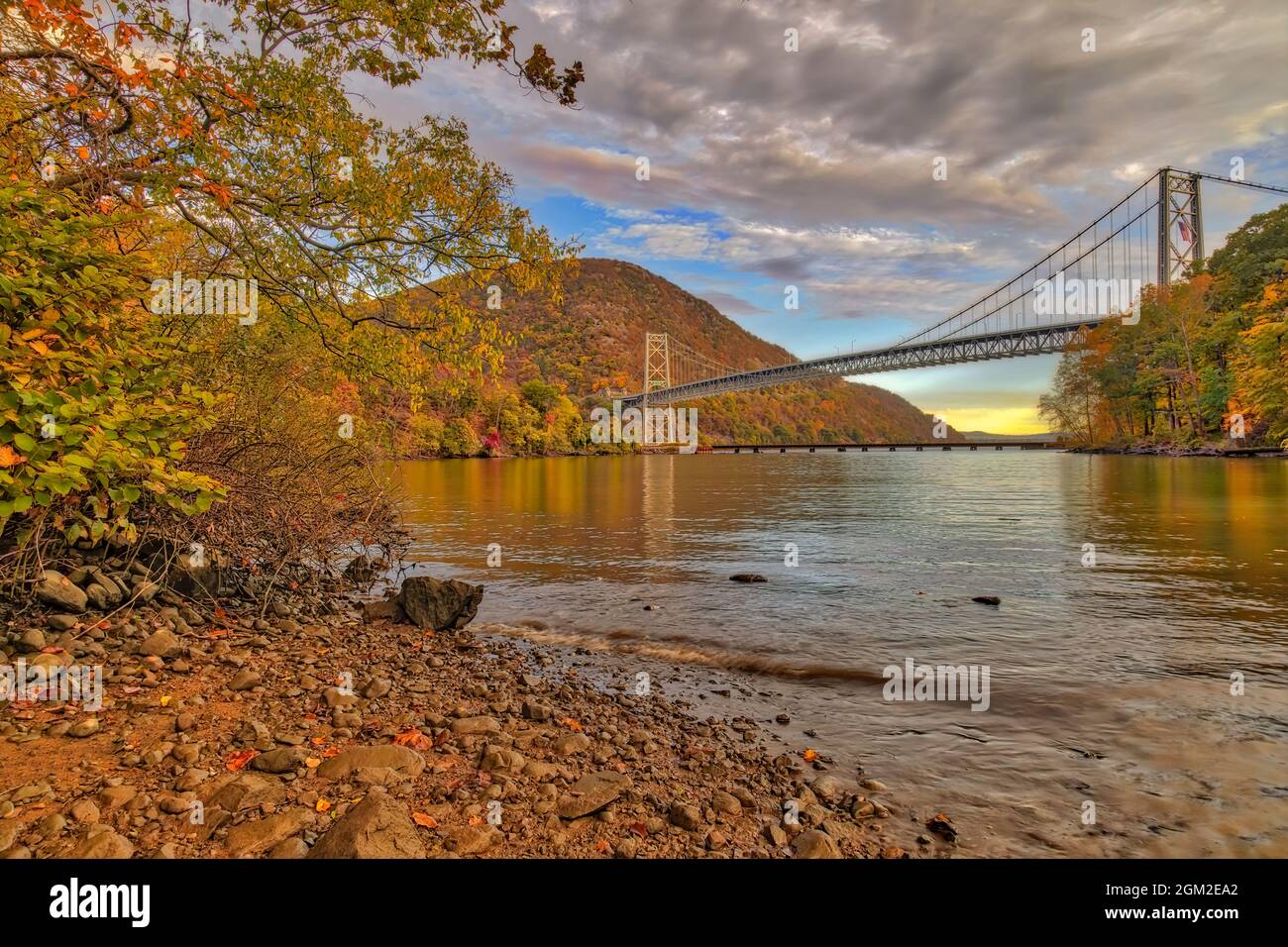 Bear Mountain Bridge im Herbst - Blick nach Süden auf die Bear Mountain Bridge, CSX Railroad Tracks Brücke über den Hudson River im Herbst mit seinen Magni Stockfoto