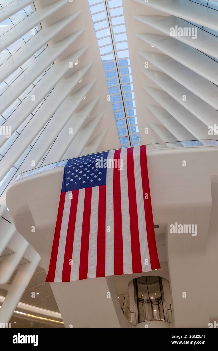 Oculus World Trade Center - der kathedralenartige Pavillon im 4 World Trade Center in Lower Manhattan in New York City. Die amerikanische Flagge wird angezeigt Stockfoto