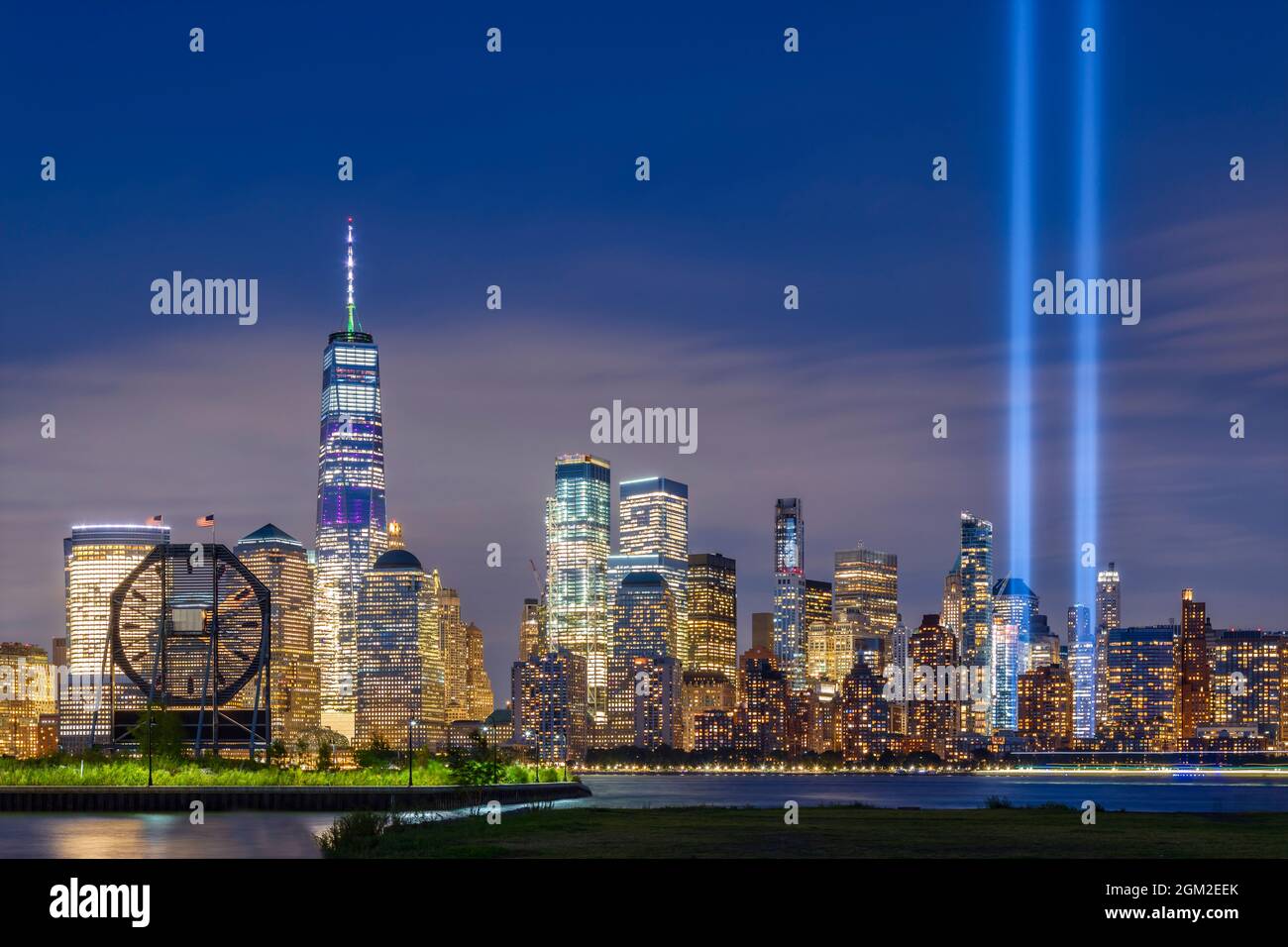 Colgate Clock WTC 911 Lights - Blick auf die Rückseite des ikonischen historischen Wahrzeichen, die Colgate Clock, die Skyline von Manhattan mit einem W Stockfoto