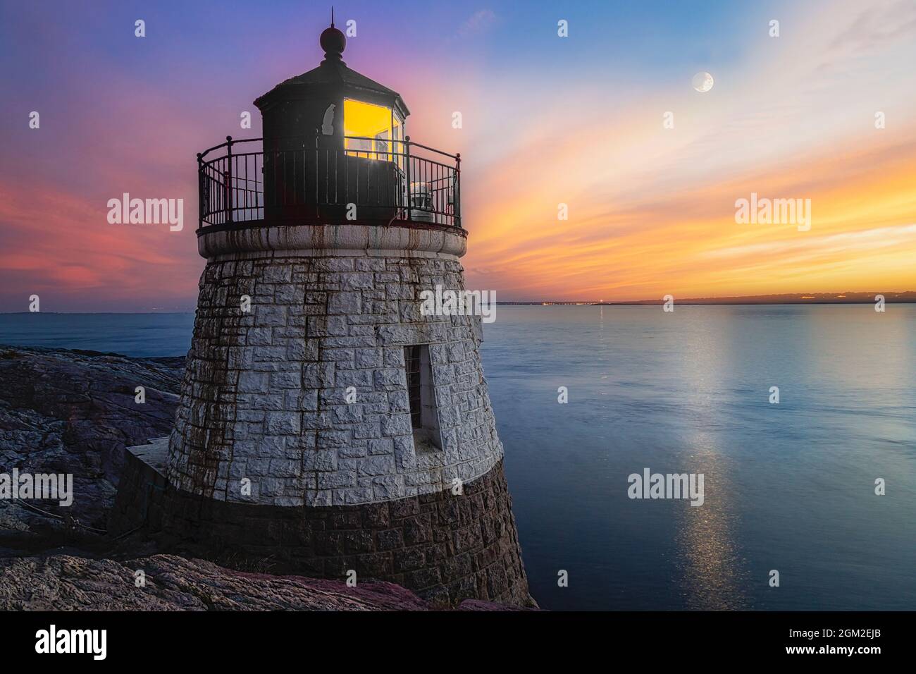 Castle Hill Light House RI - Blick während der blauen Stunde der Dämmerung auf Castle Hill Light auf Narragansett Bay in Newport, Rhode Island am Ende der Stockfoto