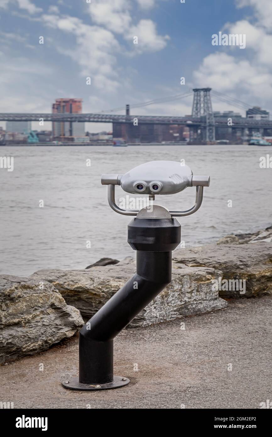 Blick auf die Williamsburg Bridge - Blick auf die Williamsburg Bridge und die Skyline. Wie von DUMBO in Brooklyn, NY gesehen. Dieses Bild ist verfügbar Stockfoto