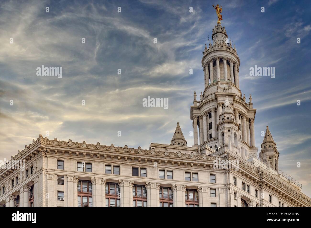 Manhattan Municipal Building - Blick auf die obere Fassade von Manhattan, New York City Municipal Building. Der eklektische architektonische Detailstil von t Stockfoto