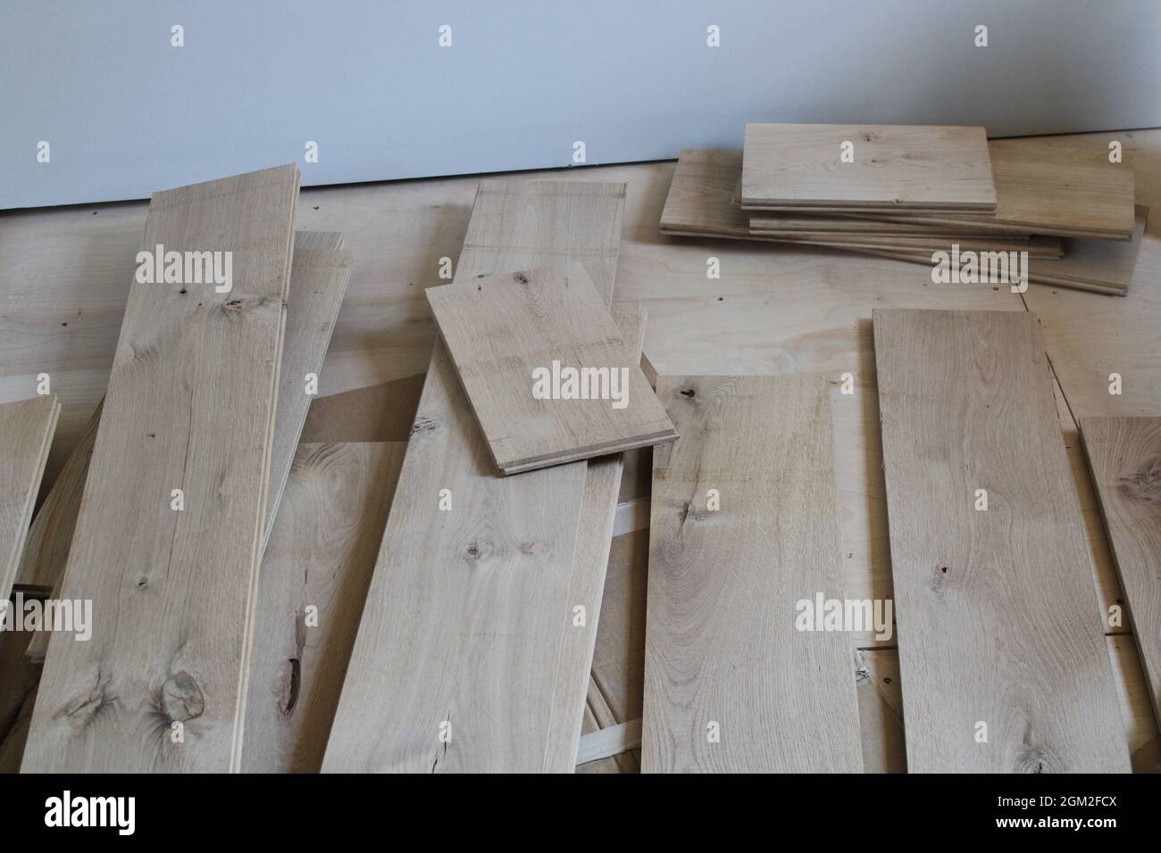 Verschiedene Größen von Weißeichen-Bodenbretter auf einem Sperrholz-Unterboden Stockfoto